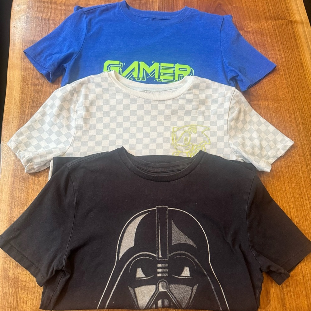 Bundle of 3 T-shirts Gap, Cat & Jack and Sonic The Hedgehog. Size Kids L…